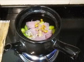 加入足量水，麦冬、石解洗净放入煲里