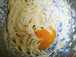 分两次加入全蛋和蛋黄混合液