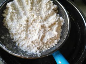 筛入杏仁粉和低粉