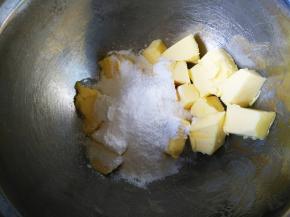 软化的黄油加糖粉