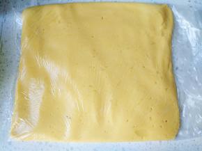 将面团装入保鲜袋，按扁，更容易凝固，放冰箱冷藏一个小时