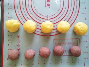 将面团和紫薯馅各分成5份，滚圆