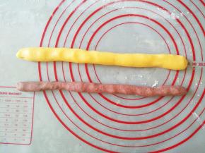 将每份皮和馅分别搓成长条