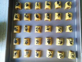 表面抹蛋液，沾黑芝麻