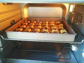 放入预热好的烤箱中层上下火180度20分钟