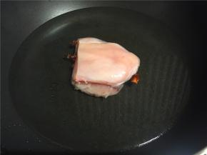 将鸡胸肉洗净放入锅中，加入适量清水、料酒、花椒、八角一瓣大火煮开转中火煮20分钟，将鸡肉煮熟。