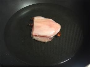 将鸡胸肉洗净放入锅中，加入适量清水、料酒、花椒、八角一瓣大火煮开转中火煮20分钟，将鸡肉煮熟。