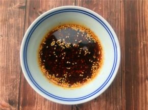 取碗加入3勺辣椒油、3勺生抽、2勺醋、1勺花椒油、1勺白糖、1勺鸡精、适量盐拌匀备用。