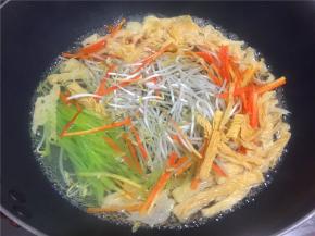 烧沸水将配菜丝焯水一分钟。