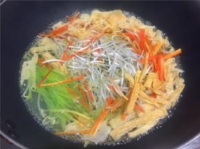 烧沸水将配菜丝焯水一分钟。
