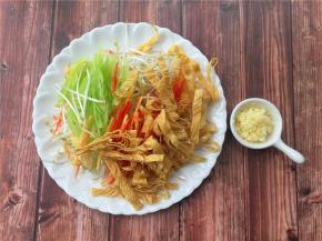 将各种配菜切细丝，大蒜剁碎。