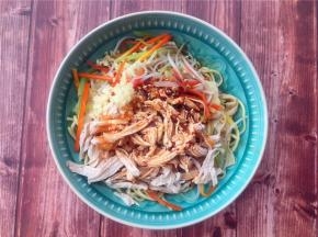 将凉面、配菜、鸡丝、蒜蓉和调味汁全部倒在碗里拌匀即可食用啦！