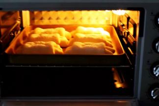 放入烤箱中下层，上下火170度烤18分钟 上色后可以加盖锡纸，以免上色过深