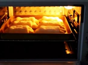 放入烤箱中下层，上下火170度烤18分钟 上色后可以加盖锡纸，以免上色过深