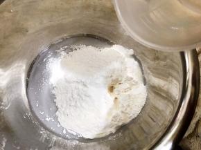 加入适量清水，水不要一次加多边揉边加