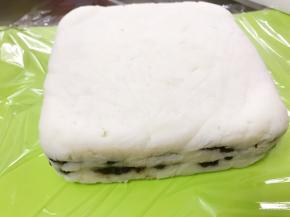 倒扣在保鲜膜上，用刀切成小块