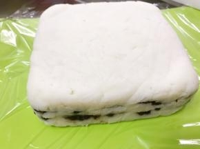 倒扣在保鲜膜上，用刀切成小块
