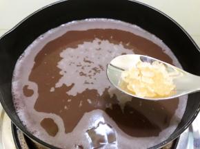 红豆汤里按照自家口味加入冰糖调味