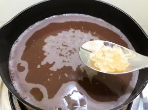 红豆汤里按照自家口味加入冰糖调味