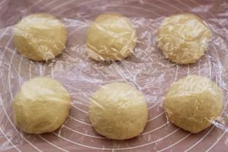 用手揉圆，盖上保鲜膜，醒发20分钟后