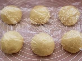 用手揉圆，盖上保鲜膜，醒发20分钟后