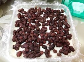 再撒上一层蜜红豆