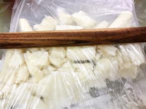 装入保鲜袋里用擀面杖压成泥