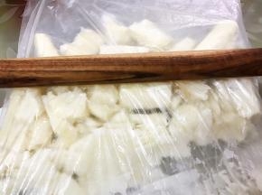 装入保鲜袋里用擀面杖压成泥