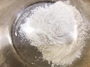 糯米粉倒入盆里