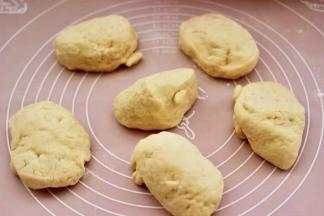 取出面团后排气后分成6份