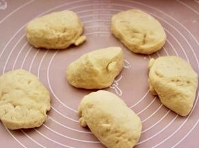 取出面团后排气后分成6份