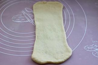 再用擀面杖擀成擀成长条状