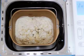 开始启动面包机，开始和面