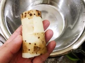 等不太烫手后剥去外皮