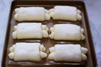 二发好的面包，上面晒上适量高筋面粉