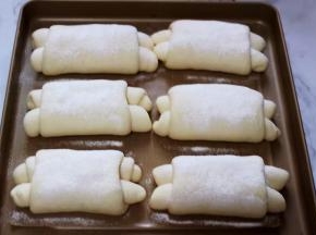 二发好的面包，上面晒上适量高筋面粉