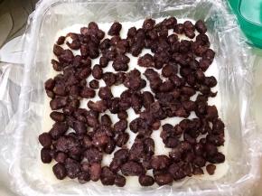 撒上一层蜜红豆