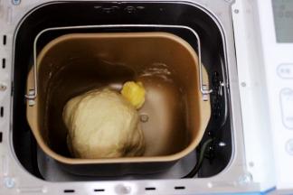 加入黄油，继续一个揉面过程