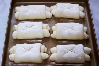 烤箱提前用170度预热10分钟，再用锋利的刀片在面包上割出自己喜欢的花纹