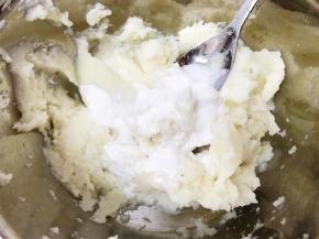 加入椰浆和少许纯净水（全部用牛奶也可以）