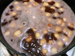 把做好的小丸子放入锅里