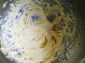 用电动打蛋器打发至发白