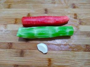 莴笋胡萝卜削皮洗净，大蒜剥皮洗净。