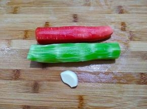 莴笋胡萝卜削皮洗净，大蒜剥皮洗净。