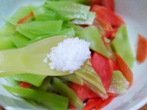 莴笋胡萝卜片装碗，放少许盐