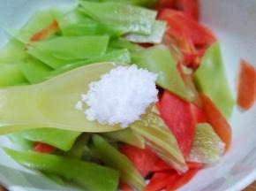 莴笋胡萝卜片装碗，放少许盐