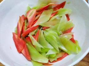 拌匀腌几分钟，出水后挤干水分。