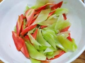 拌匀腌几分钟，出水后挤干水分。