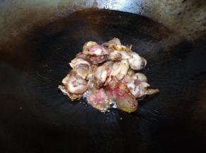 油熟倒入香肠片