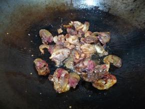 翻炒一分钟的样子，然后舀出。